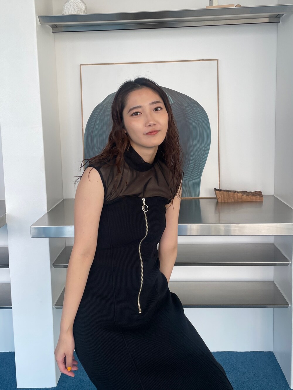 ブラック系のサンダル、ブラック系のワンピース、ブラック系のTシャツ/カットソーを着用したレディースの夏コーディネートの5枚目の写真