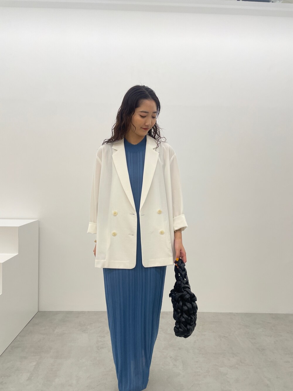 ブラック系のサンダル、ホワイト系のテーラードジャケット、ブルー系のワンピースを着用したレディースの夏コーディネートの5枚目の写真