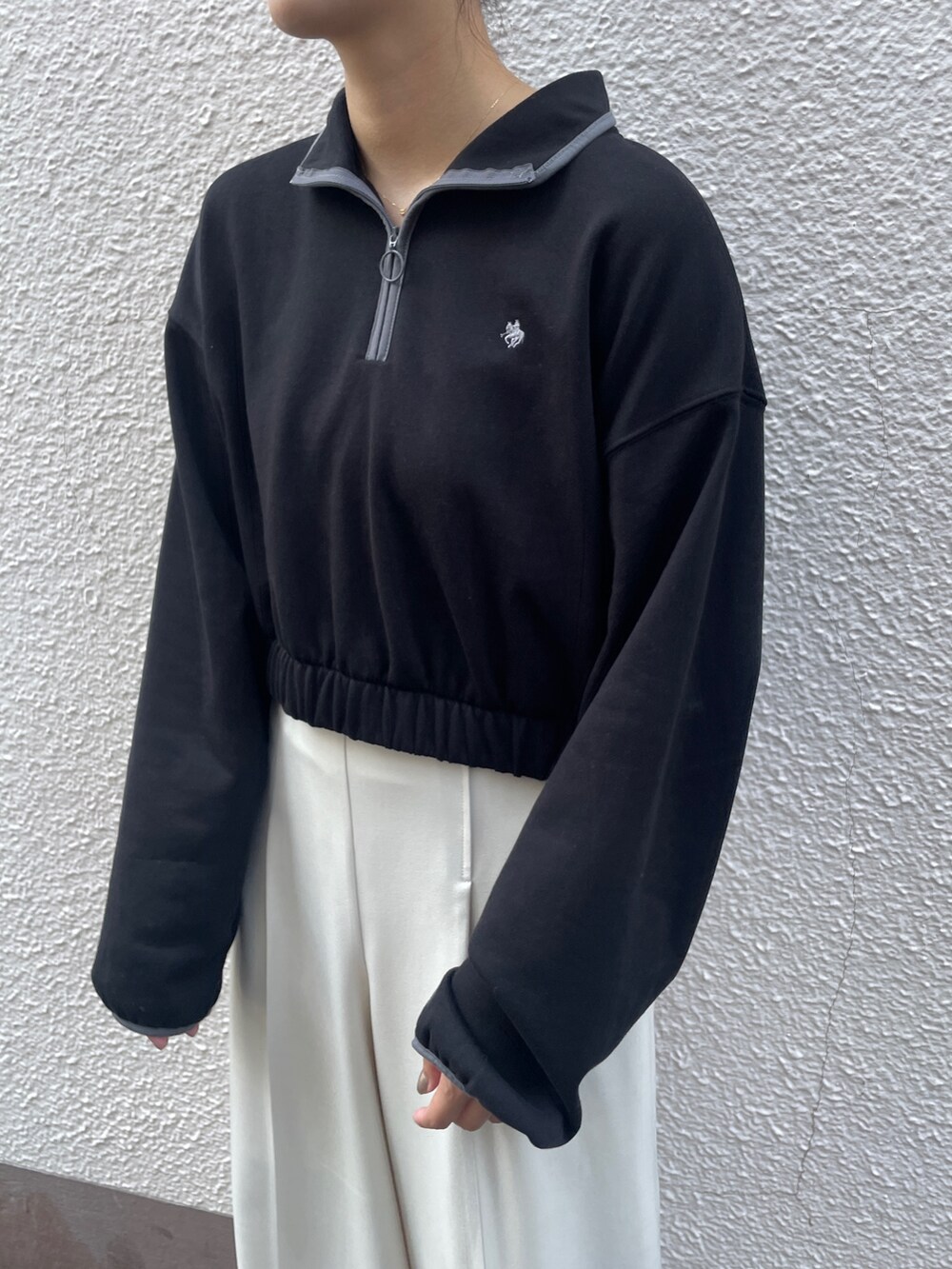 ブラック系のスウェット、ホワイト系のその他パンツを着用したレディースの夏コーディネートの7枚目の写真