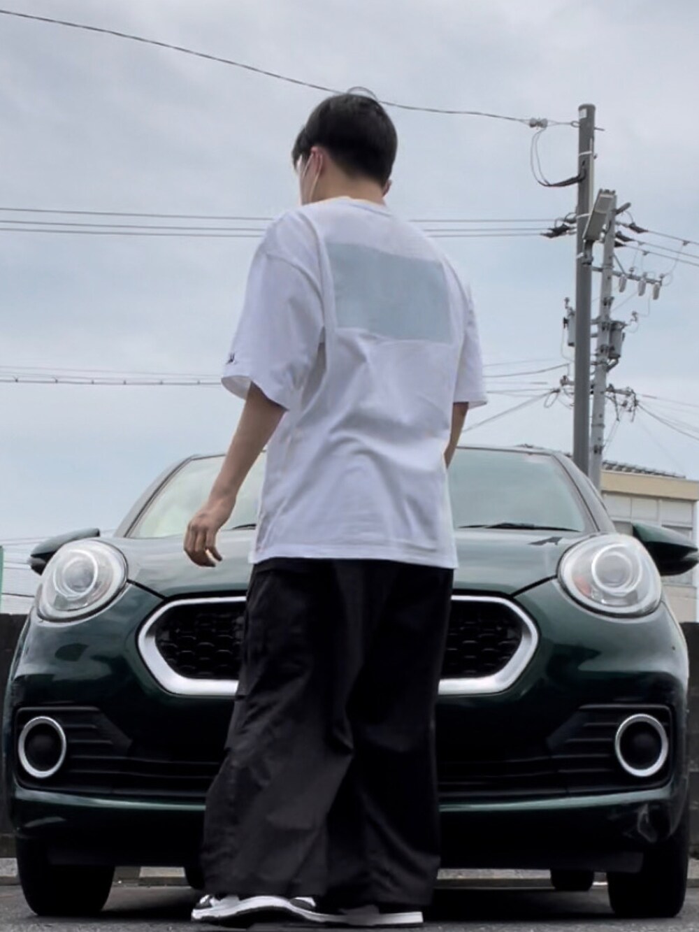 ホワイト系のTシャツ/カットソー、ブラック系のカーゴパンツを着用したメンズの夏コーディネートの2枚目の写真