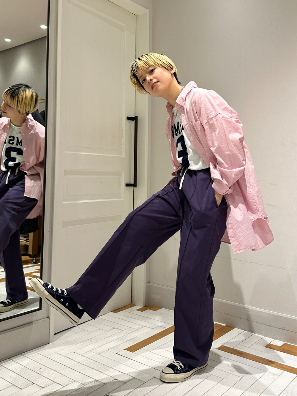 パープル系のその他パンツ、ホワイト系のTシャツ/カットソー、ピンク系のシャツ/ブラウスを着用したレディースの春コーディネートの3枚目の写真