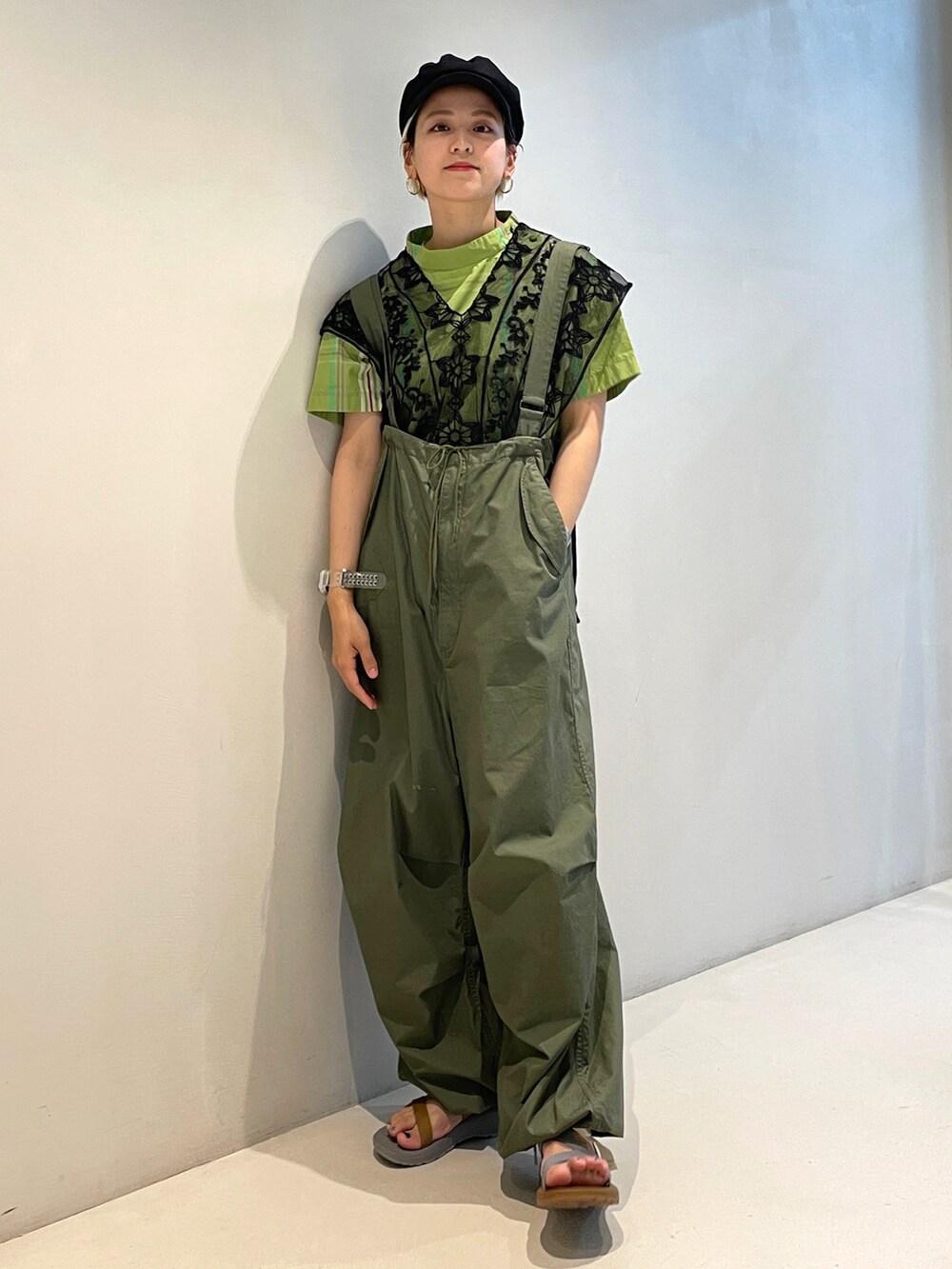 グリーン系のシャツ/ブラウス、その他のサンダル、ブラック系の付け襟を着用したレディースの春コーディネートの2枚目の写真