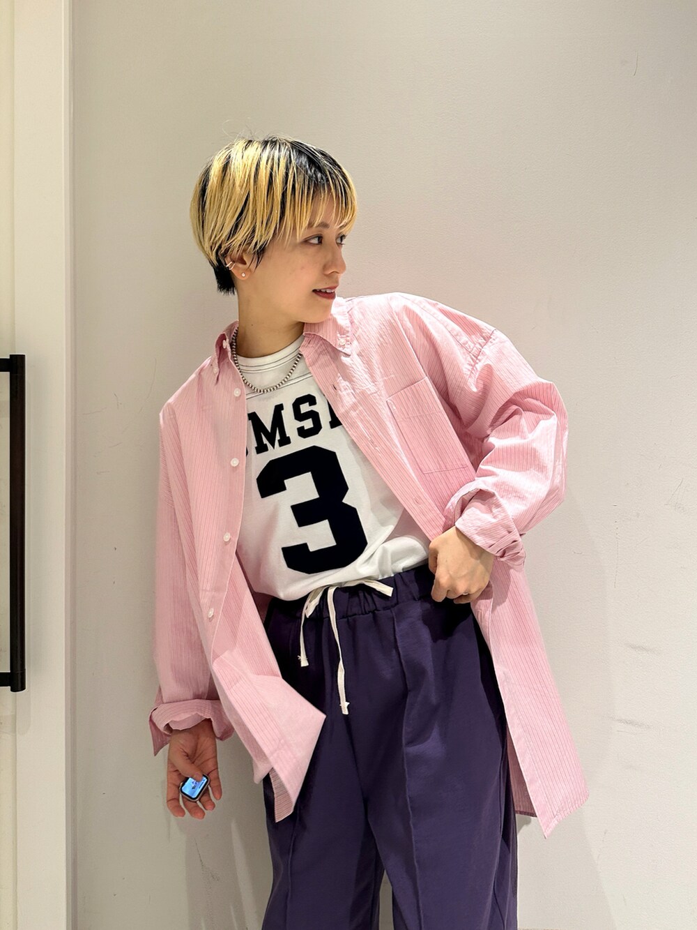 パープル系のその他パンツ、ホワイト系のTシャツ/カットソー、ピンク系のシャツ/ブラウスを着用したレディースの春コーディネートの4枚目の写真