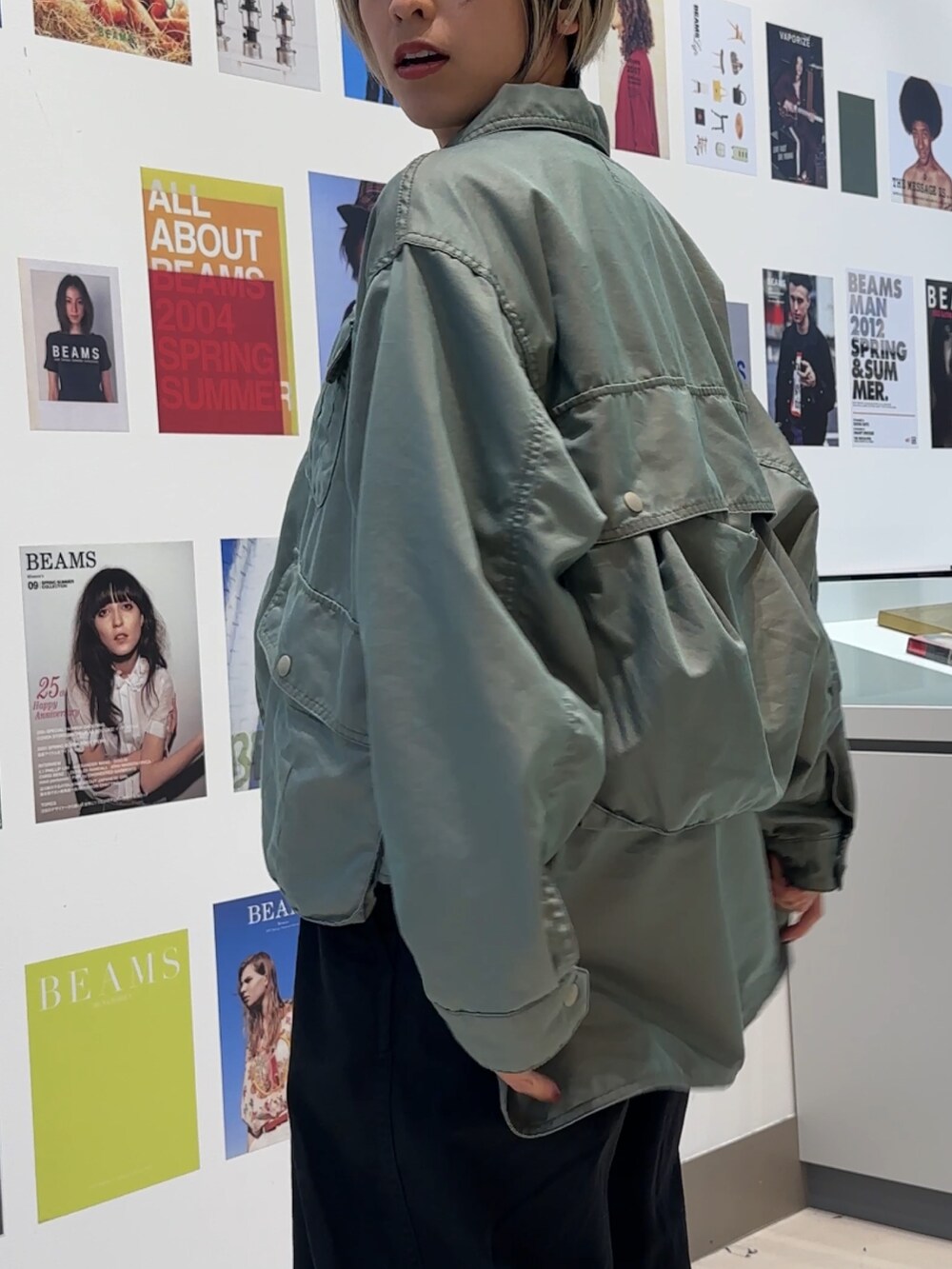 「スウェット、ジャケット、レイヤードスタイル、カーキ、秋っぽコーデ更新中」｜「BEAMS BOYのシャンブレー ギャバ ショート フィッシング ジャケット（その他アウター、グリーン系）」を使った、Heg.さん（レディース・159cm）の秋コーディネートの4枚目の写真