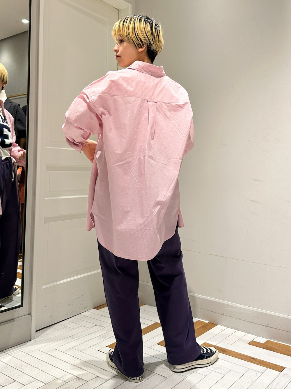 パープル系のその他パンツ、ホワイト系のTシャツ/カットソー、ピンク系のシャツ/ブラウスを着用したレディースの春コーディネートの2枚目の写真