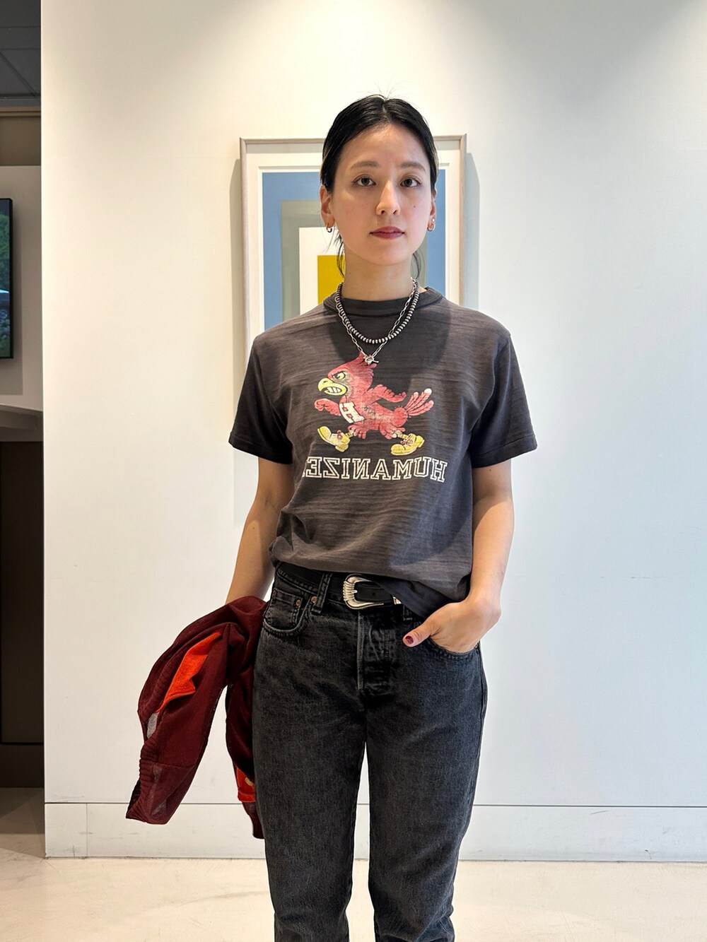 ブラック系のブーツ、レッド系のニット/セーター、ブラック系のTシャツ/カットソーを着用したレディースの春コーディネートの4枚目の写真