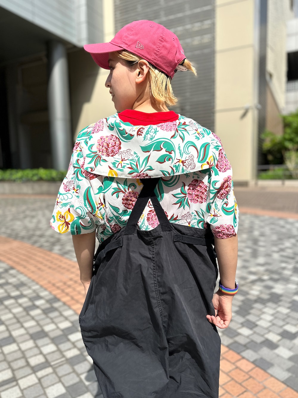 「アウトドアスタイル、キャップ、アロハ、休日スタイル、シャツスタイル、夏コーデ、アロハシャツ、初夏コーデ、厚底シューズ、夏セールで買いました、お出かけコーデ」｜「BEAMS BOYのBEAMS BOY / ソロテックス レイン ビブ（サロペット/オーバーオール、ブラック系）」を使った、Heg.さん（レディース・159cm）の春コーディネートの3枚目の写真