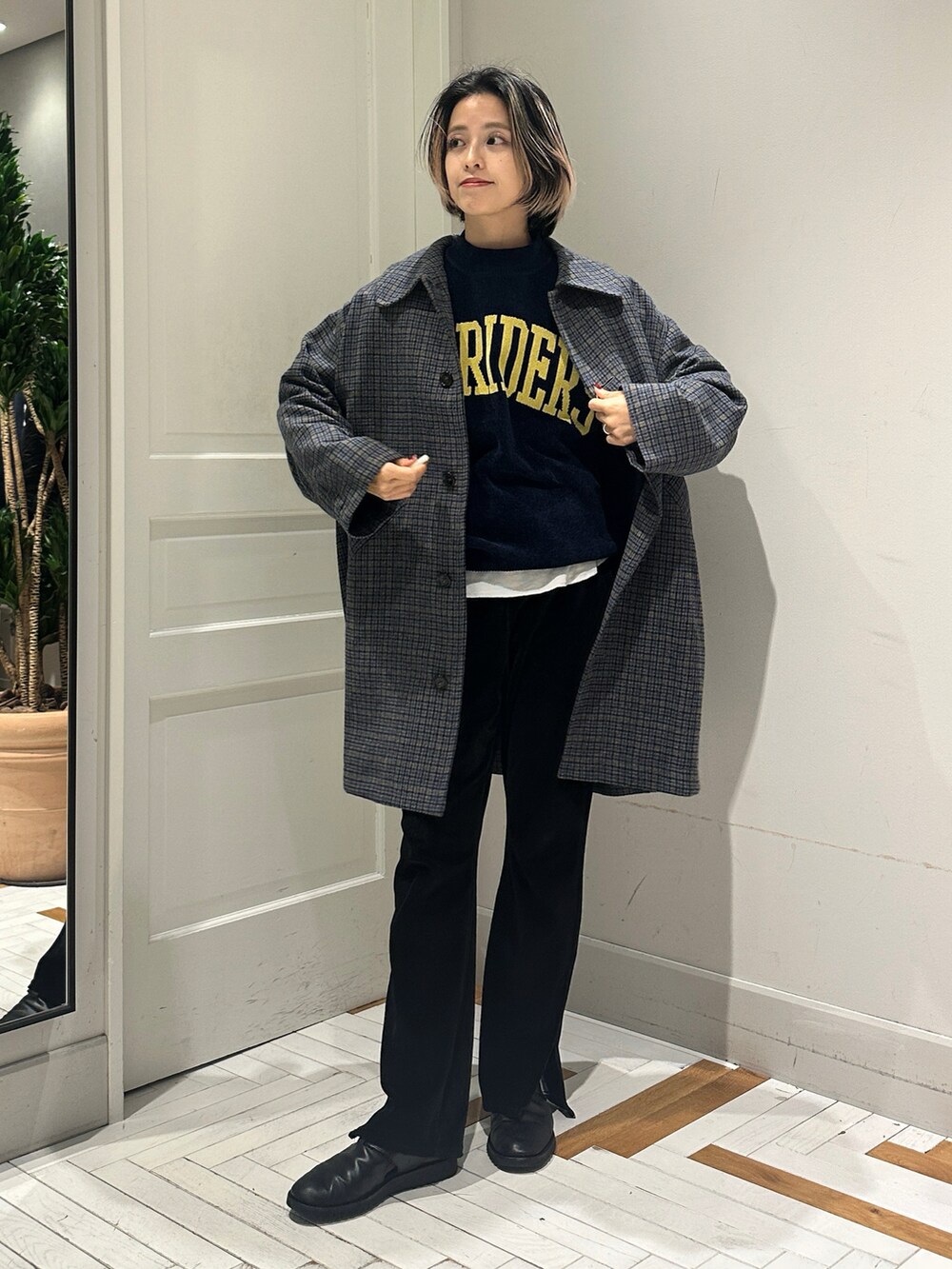 「BEAMS BOYのガンクラブ チェックコート（その他アウター、グレー系）」を使った、Heg.さん（レディース・159cm）の冬コーディネートの3枚目の写真