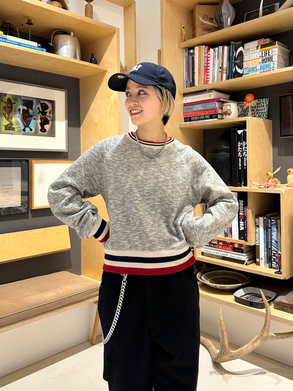 「秋っぽコーデ更新中、キャップ、秋服準備はじめました、ブラウスコーデ、シャツスタイル、テーマパークコーデ」｜「BEAMS BOYのHealthknit / 別注 ライン リブ クルーネック スウェット（スウェット、その他）」を使った、Heg.さん（レディース・159cm）の秋コーディネートの2枚目の写真