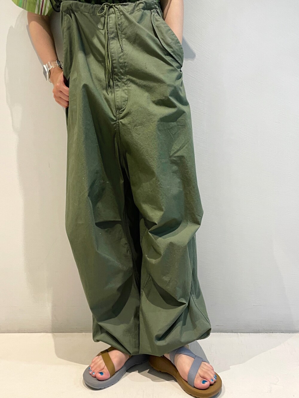 グリーン系のシャツ/ブラウス、その他のサンダル、ブラック系の付け襟を着用したレディースの春コーディネートの4枚目の写真