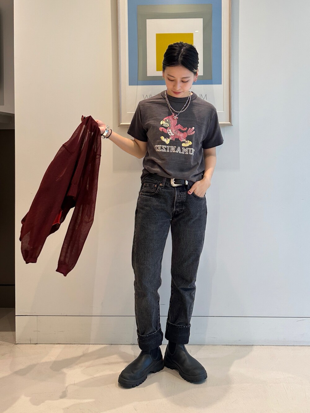 ブラック系のブーツ、レッド系のニット/セーター、ブラック系のTシャツ/カットソーを着用したレディースの春コーディネートの3枚目の写真