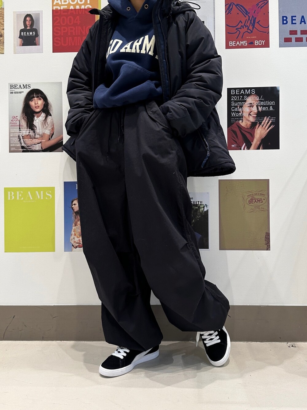 「モノトーン、ファッションを楽しもう、レイヤードスタイル、スウェット、スポーツミックス、パーカー、スニーカー、お出かけコーデ」｜「BEAMS BOYのWILD THINGS × BEAMS BOY / 別注 ハッピー ジャケット（ブルゾン、ブルー系）」を使った、Heg.さん（レディース・159cm）の秋コーディネートの5枚目の写真