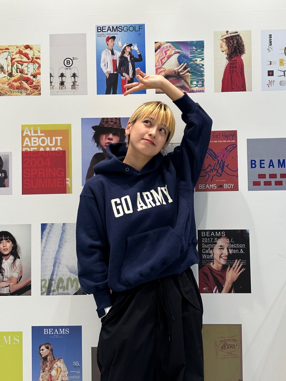 「モノトーン、ファッションを楽しもう、レイヤードスタイル、スウェット、スポーツミックス、パーカー、スニーカー、お出かけコーデ」｜「BEAMS BOYのWILD THINGS × BEAMS BOY / 別注 ハッピー ジャケット（ブルゾン、ブルー系）」を使った、Heg.さん（レディース・159cm）の秋コーディネートの4枚目の写真