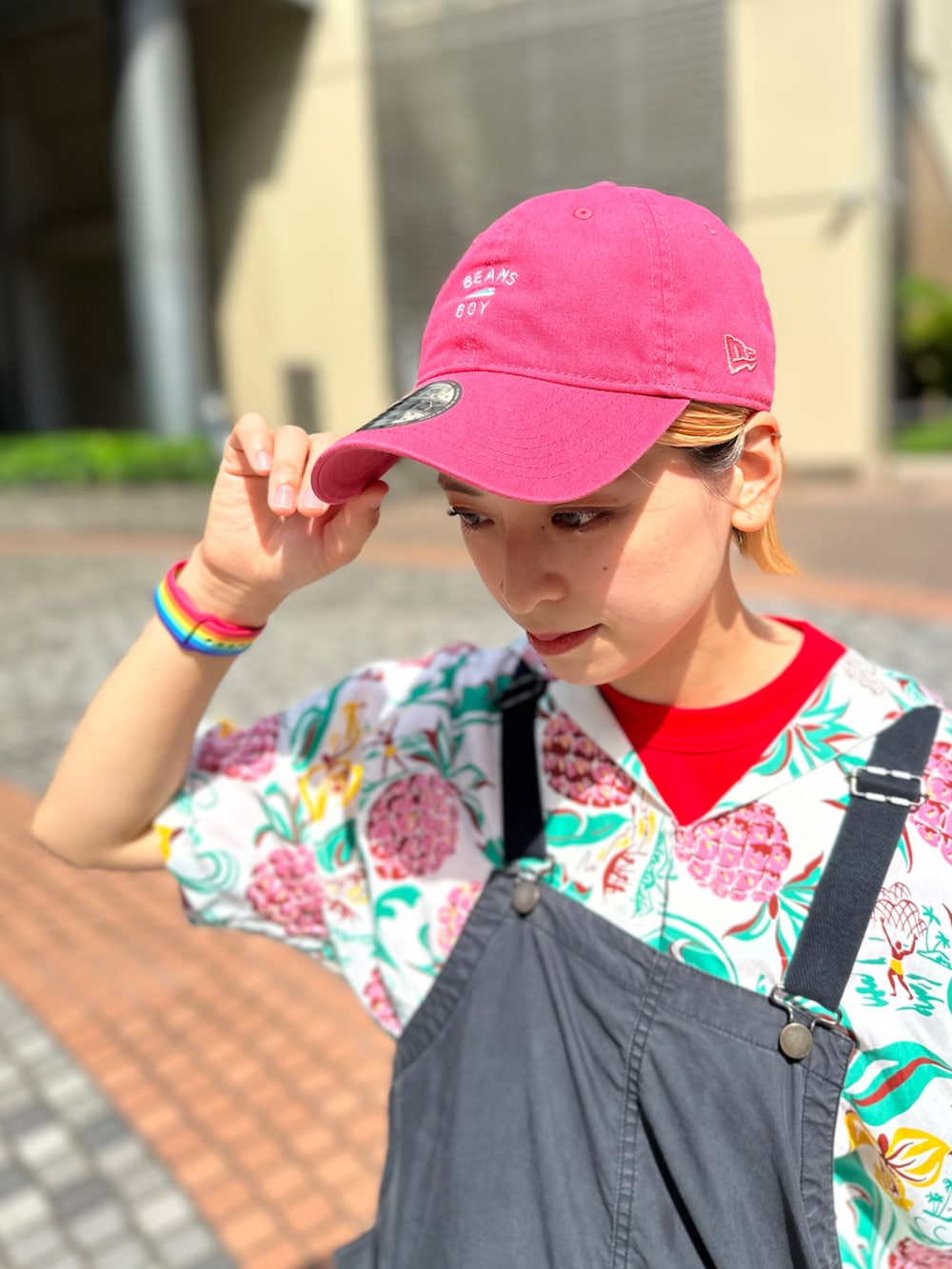 「アウトドアスタイル、キャップ、アロハ、休日スタイル、シャツスタイル、夏コーデ、アロハシャツ、初夏コーデ、厚底シューズ、夏セールで買いました、お出かけコーデ」｜「BEAMS BOYのBEAMS BOY / ソロテックス レイン ビブ（サロペット/オーバーオール、ブラック系）」を使った、Heg.さん（レディース・159cm）の春コーディネートの5枚目の写真