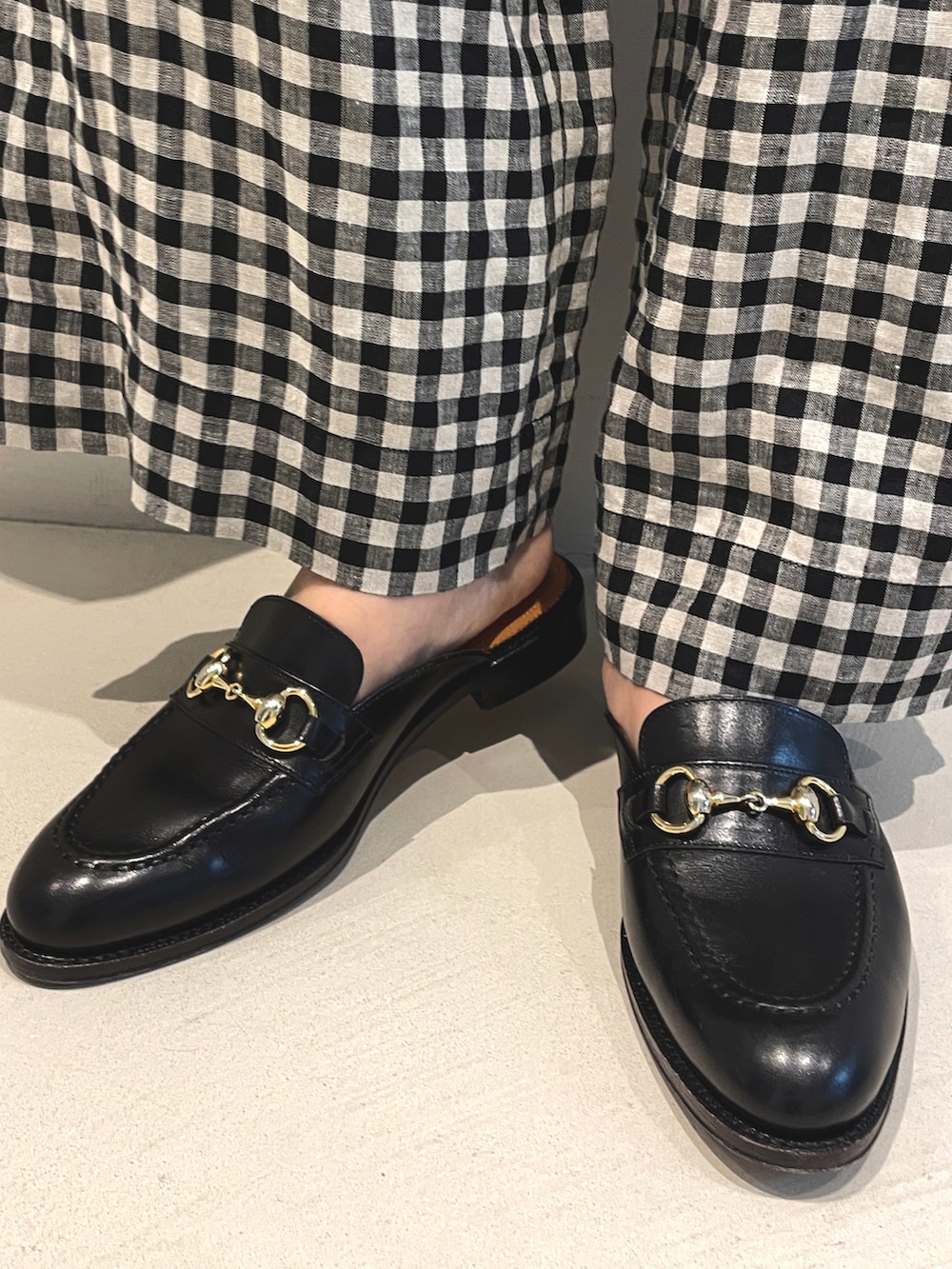 ブラック系のトートバッグ、ブラック系のシャツ/ブラウス、ブラック系のその他パンツを着用したレディースの春コーディネートの5枚目の写真