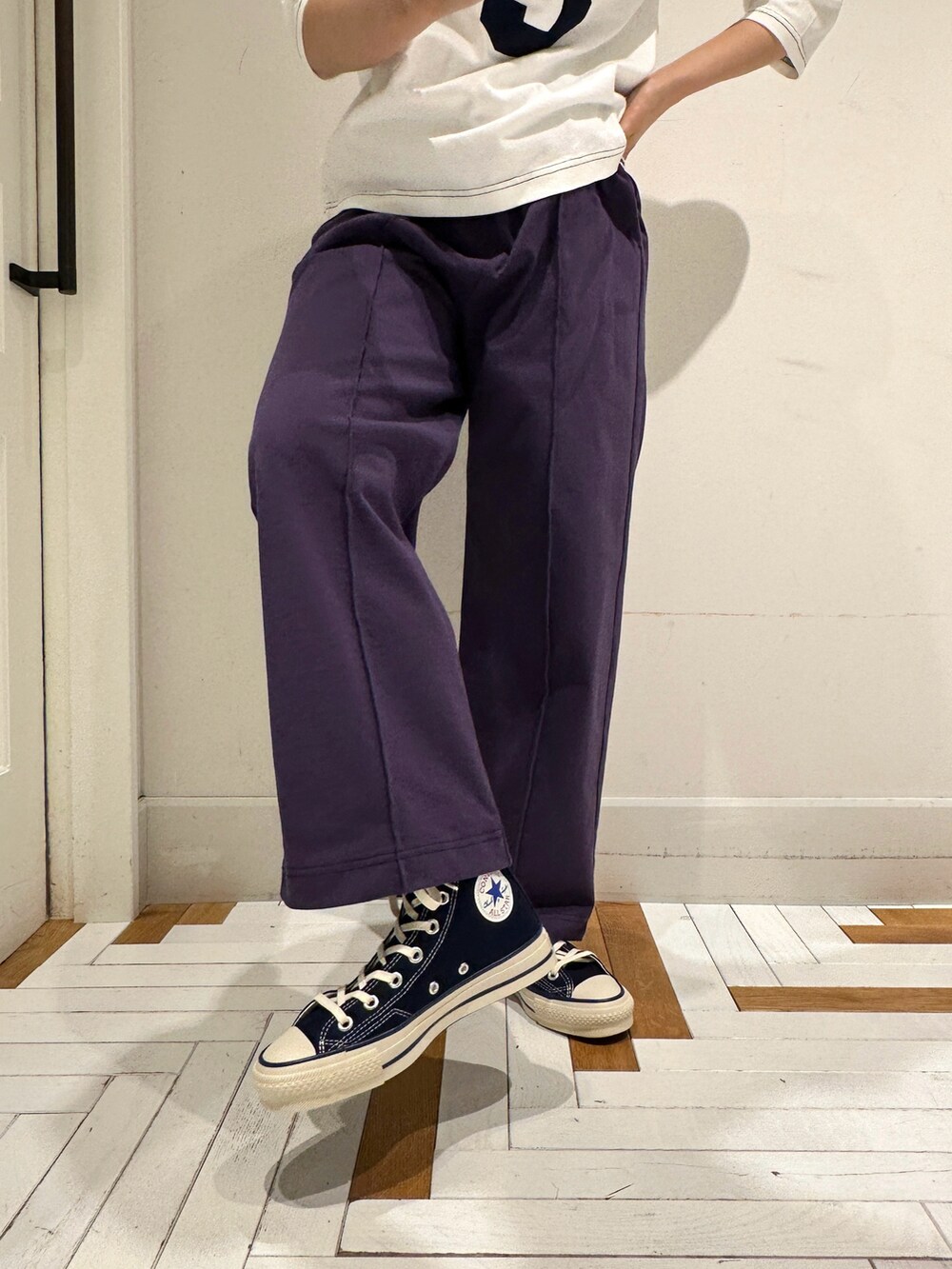 パープル系のその他パンツ、ホワイト系のTシャツ/カットソー、ピンク系のシャツ/ブラウスを着用したレディースの春コーディネートの5枚目の写真