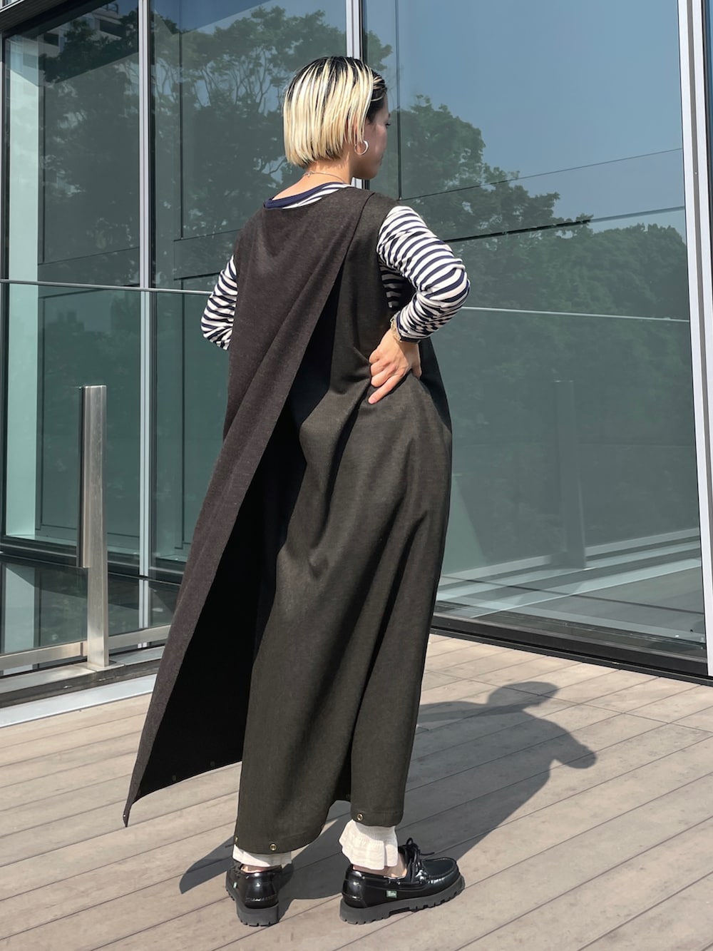 ブラック系のモカシン/デッキシューズを着用したレディースの夏コーディネートの5枚目の写真