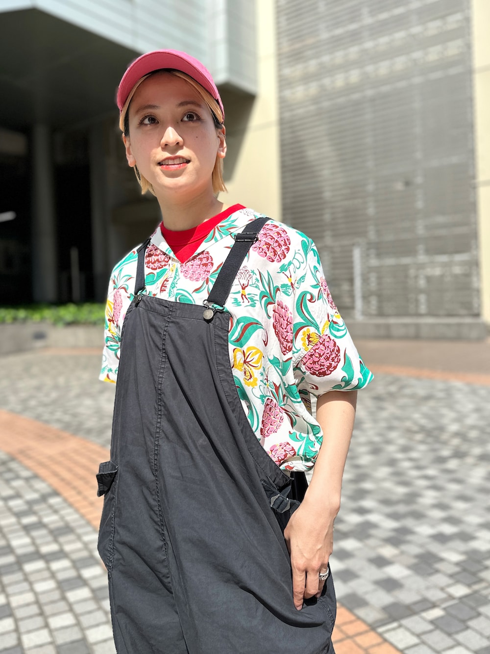 「アウトドアスタイル、キャップ、アロハ、休日スタイル、シャツスタイル、夏コーデ、アロハシャツ、初夏コーデ、厚底シューズ、夏セールで買いました、お出かけコーデ」｜「BEAMS BOYのBEAMS BOY / ソロテックス レイン ビブ（サロペット/オーバーオール、ブラック系）」を使った、Heg.さん（レディース・159cm）の春コーディネートの4枚目の写真