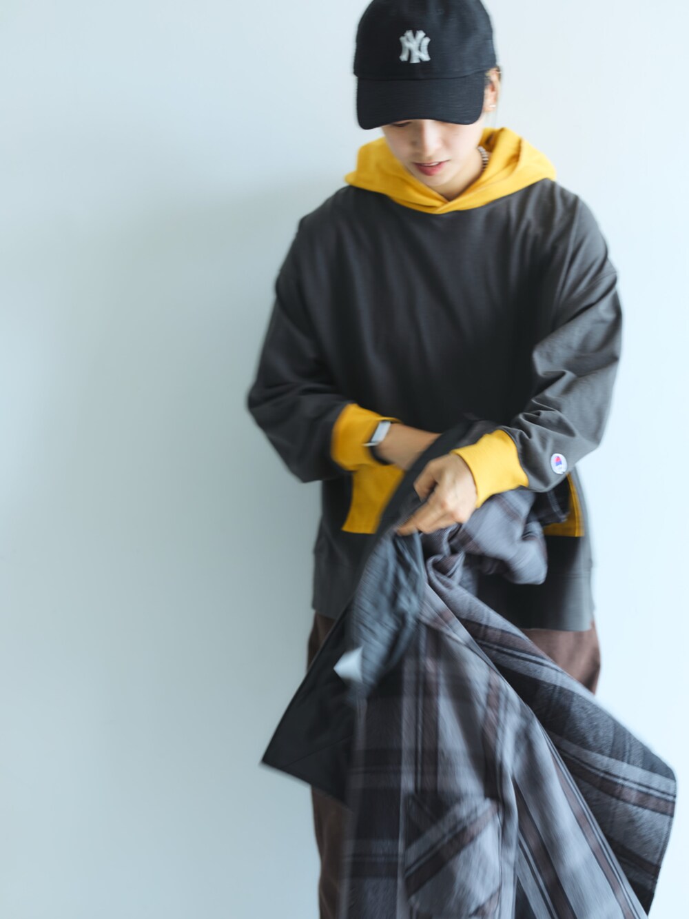 「テーマパークコーデ、秋服コーデ、チェック、スニーカー、お出かけコーデ、パーカー、秋コーデ」｜「BEAMS BOYのBIGMAC × BEAMS BOY / 別注 キルト ネルシャツ ジャケット（その他アウター、ブラック系）」を使った、Heg.さん（レディース・159cm）の秋コーディネートの3枚目の写真