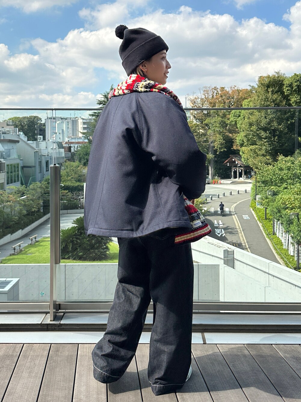 「休日スタイル、冬アウター、スニーカー、お出かけコーデ、ニット、カーディガン、レイヤードスタイル」｜「BEAMS BOYのデニム シンチバック パンツ（デニムパンツ、ブラック系）」を使った、Heg.さん（レディース・159cm）の秋コーディネートの2枚目の写真