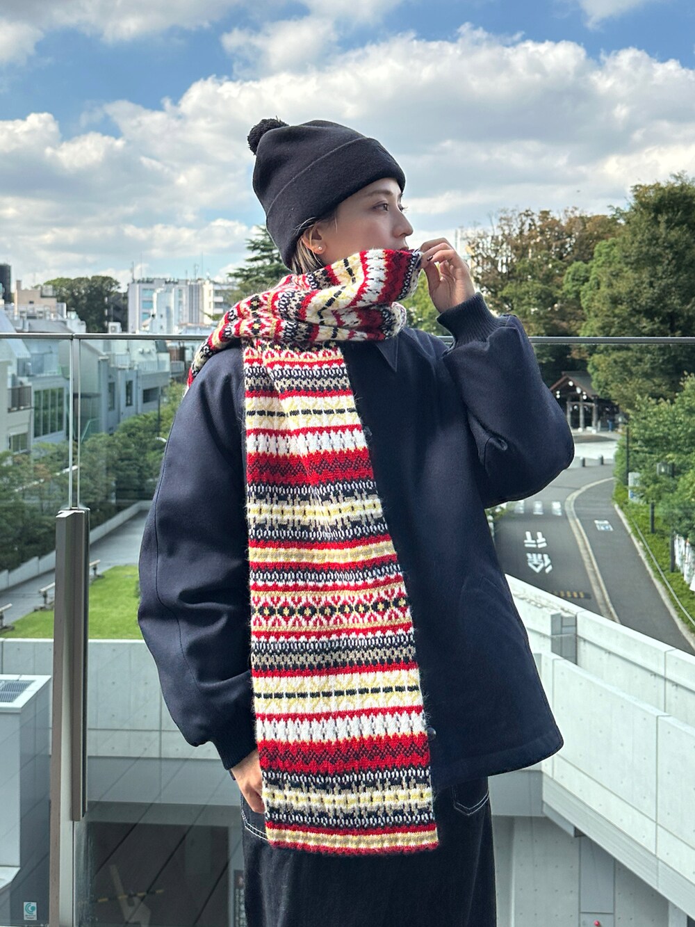「休日スタイル、冬アウター、スニーカー、お出かけコーデ、ニット、カーディガン、レイヤードスタイル」｜「BEAMS BOYのデニム シンチバック パンツ（デニムパンツ、ブラック系）」を使った、Heg.さん（レディース・159cm）の秋コーディネートの3枚目の写真