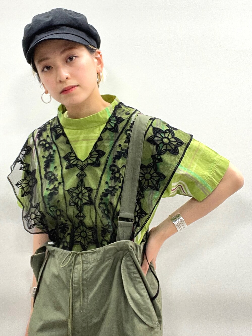 グリーン系のシャツ/ブラウス、その他のサンダル、ブラック系の付け襟を着用したレディースの春コーディネートの3枚目の写真