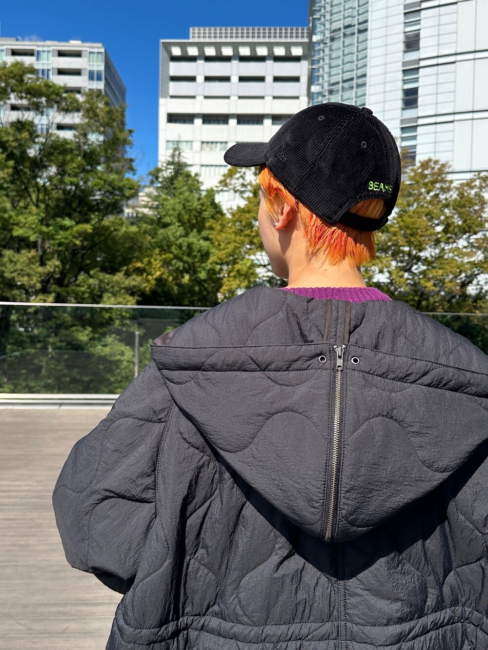 「秋服まるっと大公開、キャップ、おでかけコーデ、秋カラー、カラーニット、差し色、ブーツ」｜「BEAMS BOYのBEAMS BOY / ナイロン キルティング フード コート（その他アウター、ブラック系）」を使った、Heg.さん（レディース・159cm）の秋コーディネートの5枚目の写真