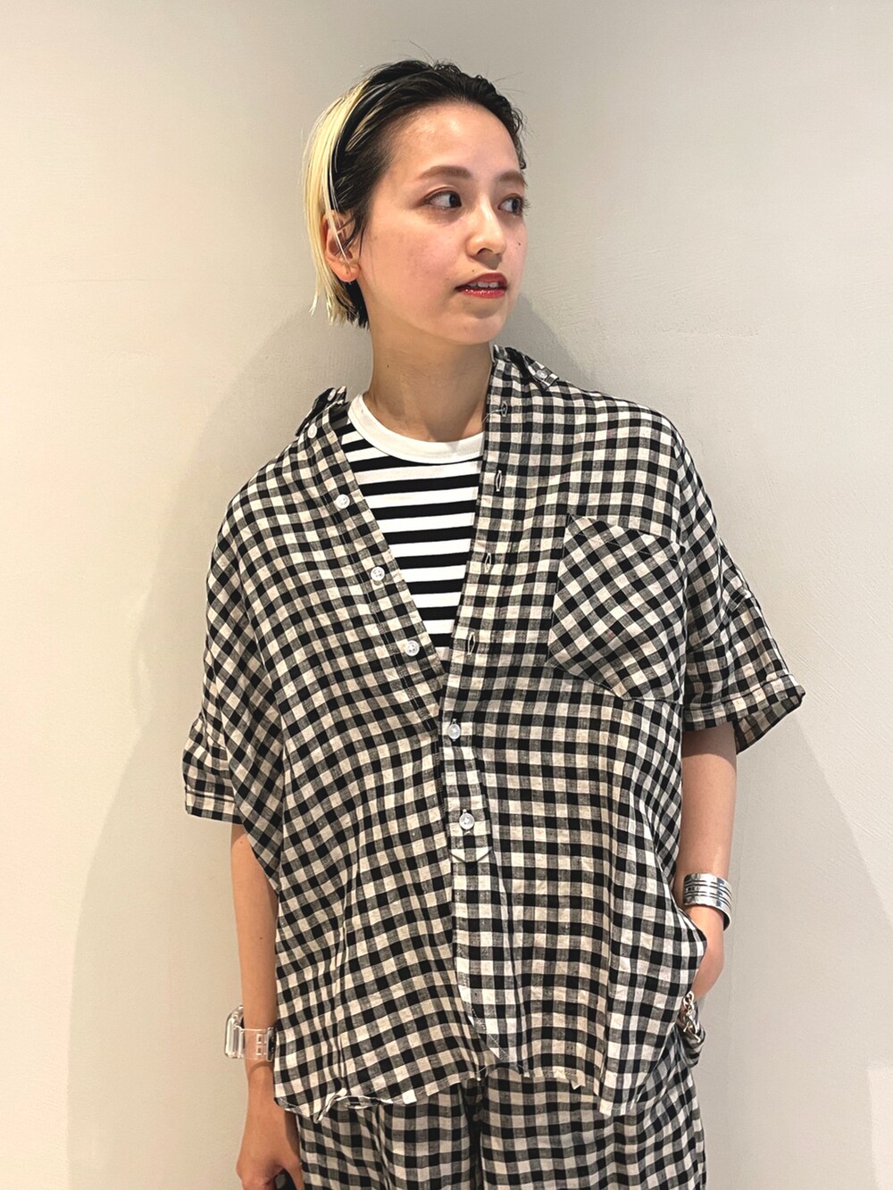 ブラック系のトートバッグ、ブラック系のシャツ/ブラウス、ブラック系のその他パンツを着用したレディースの春コーディネートの3枚目の写真