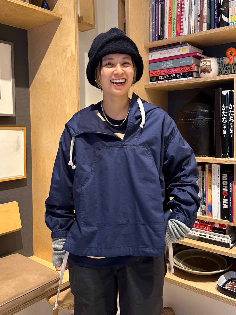 「秋っぽコーデ更新中、テーマパークコーデ、アウトドアスタイル、スポーツミックス」｜「BEAMS BOYのサイド ボタン アノラック（ブルゾン、ブルー系）」を使った、Heg.さん（レディース・159cm）の秋コーディネートの4枚目の写真