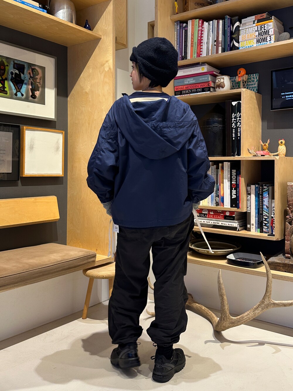 「秋っぽコーデ更新中、テーマパークコーデ、アウトドアスタイル、スポーツミックス」｜「BEAMS BOYのサイド ボタン アノラック（ブルゾン、ブルー系）」を使った、Heg.さん（レディース・159cm）の秋コーディネートの2枚目の写真