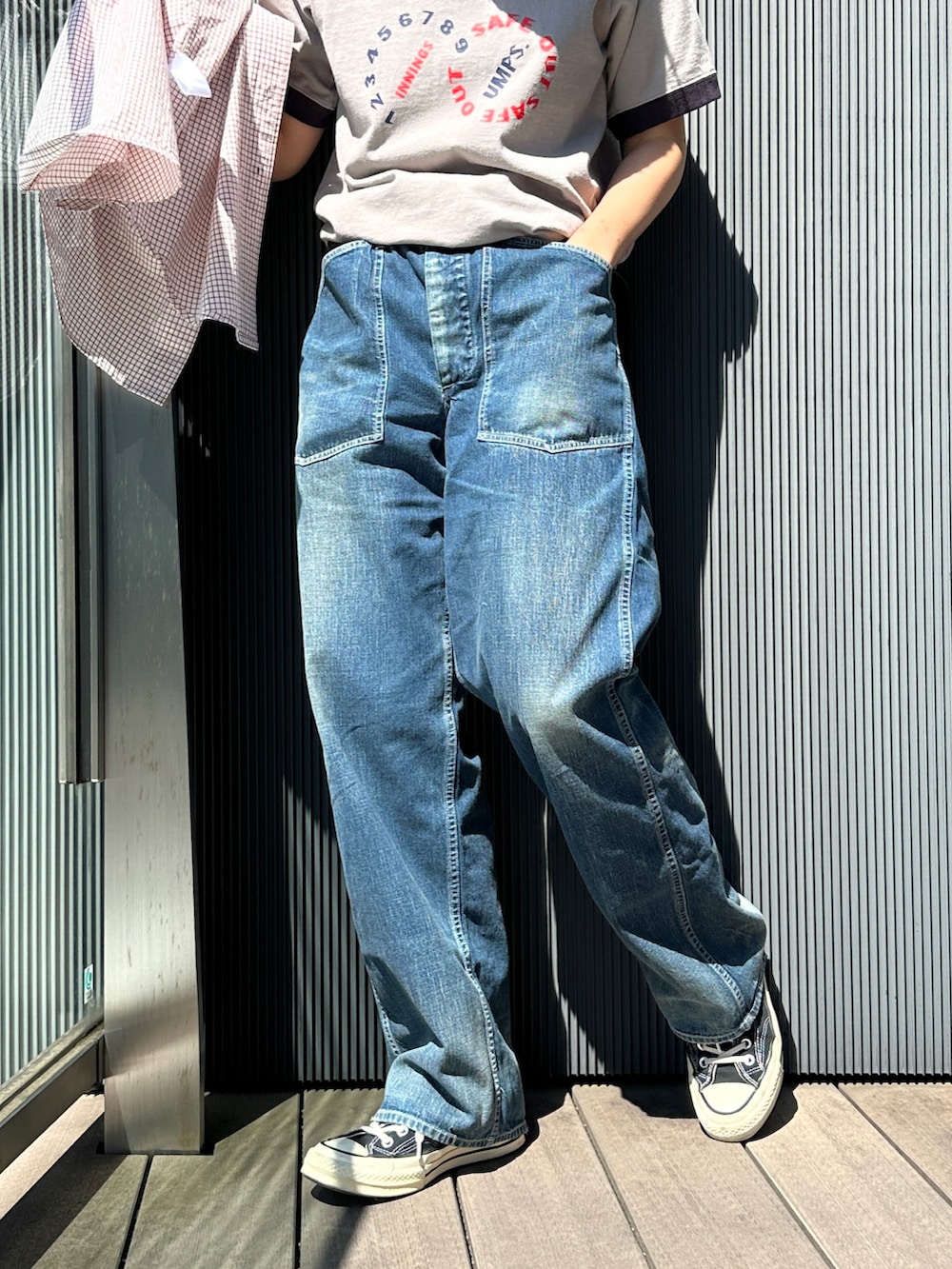 「春めき満開コーデ、春色、休日スタイル、スニーカー、お出かけコーデ、おでかけコーデ、シャツコーデ、今日のコーデ、リラックススタイル、ラクチンコーデ」｜「BEAMS BOYの【別注】BUZZ RICKSON’s / USED USARMY PANTS（デニムパンツ、ブルー系）」を使った、Heg.さん（骨格ストレート・レディース・159cm）の春コーディネートの5枚目の写真