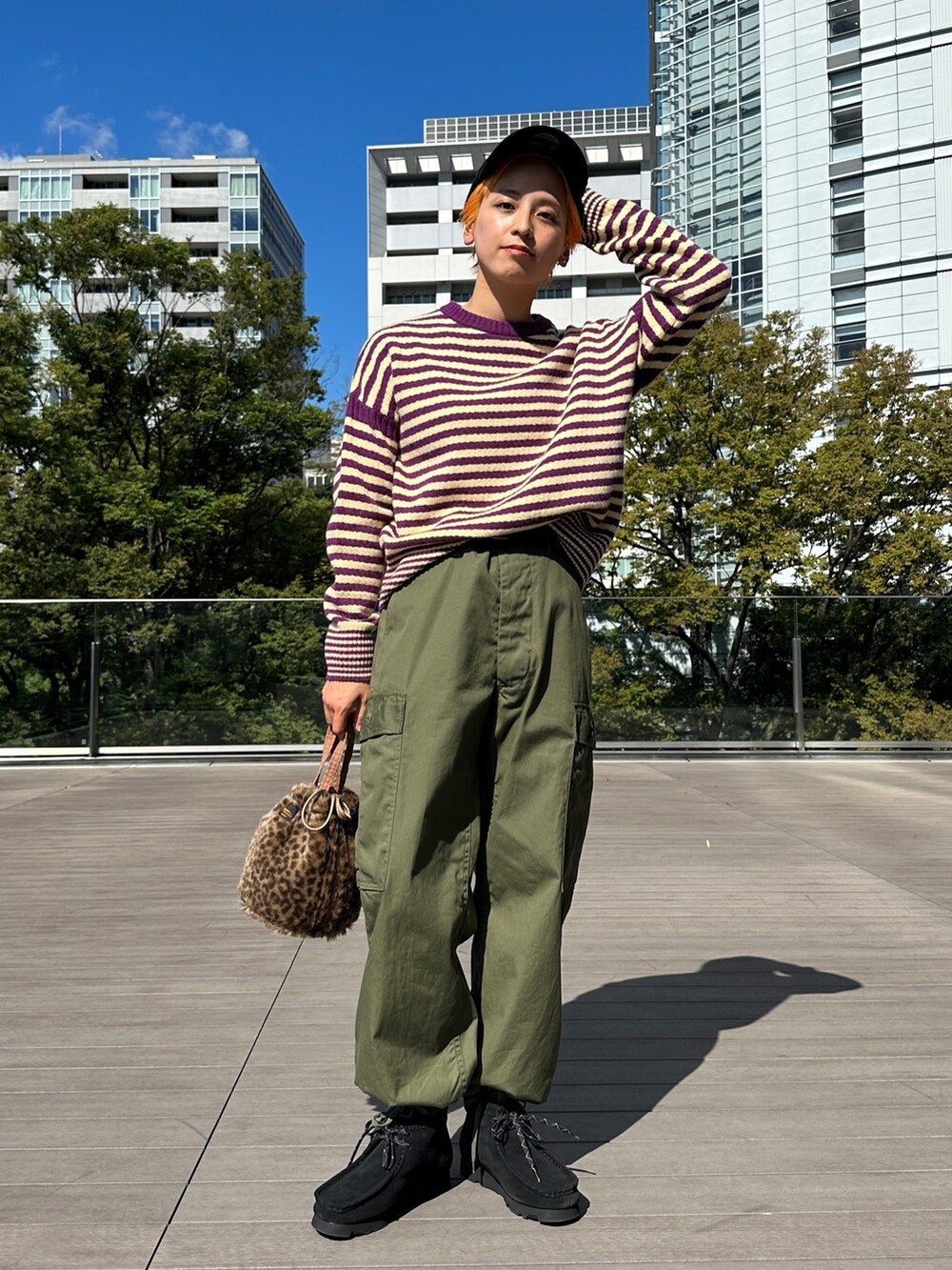 「秋服まるっと大公開、キャップ、おでかけコーデ、秋カラー、カラーニット、差し色、ブーツ」｜「BEAMS BOYのBEAMS BOY / ナイロン キルティング フード コート（その他アウター、ブラック系）」を使った、Heg.さん（レディース・159cm）の秋コーディネートの3枚目の写真