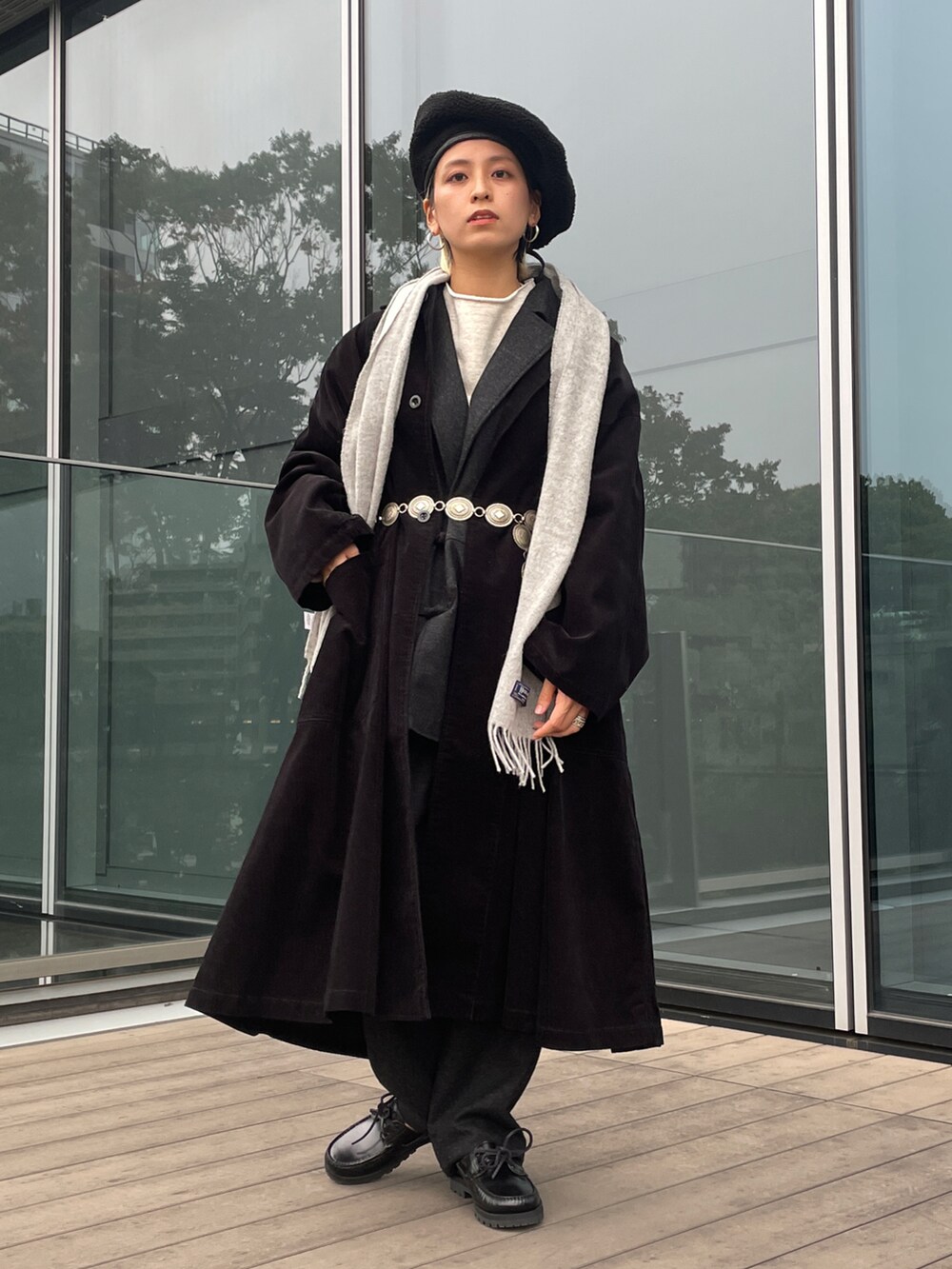 「オールブラック、セットアップ、ワークコート、コーデュロイ、ベレー帽、秋冬、オーバーサイズ」｜「BEAMS BOYのBEAMS BOY / コーデュロイ ワーク コート（ステンカラーコート、ブラック系）」を使った、Heg.さん（レディース・159cm）の秋コーディネートの2枚目の写真