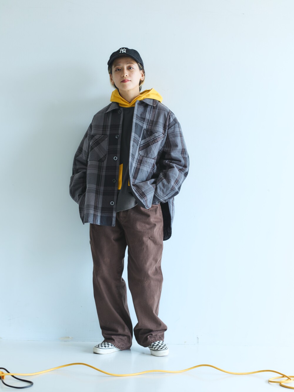 「テーマパークコーデ、秋服コーデ、チェック、スニーカー、お出かけコーデ、パーカー、秋コーデ」｜「BEAMS BOYのBIGMAC × BEAMS BOY / 別注 キルト ネルシャツ ジャケット（その他アウター、ブラック系）」を使った、Heg.さん（レディース・159cm）の秋コーディネートの2枚目の写真