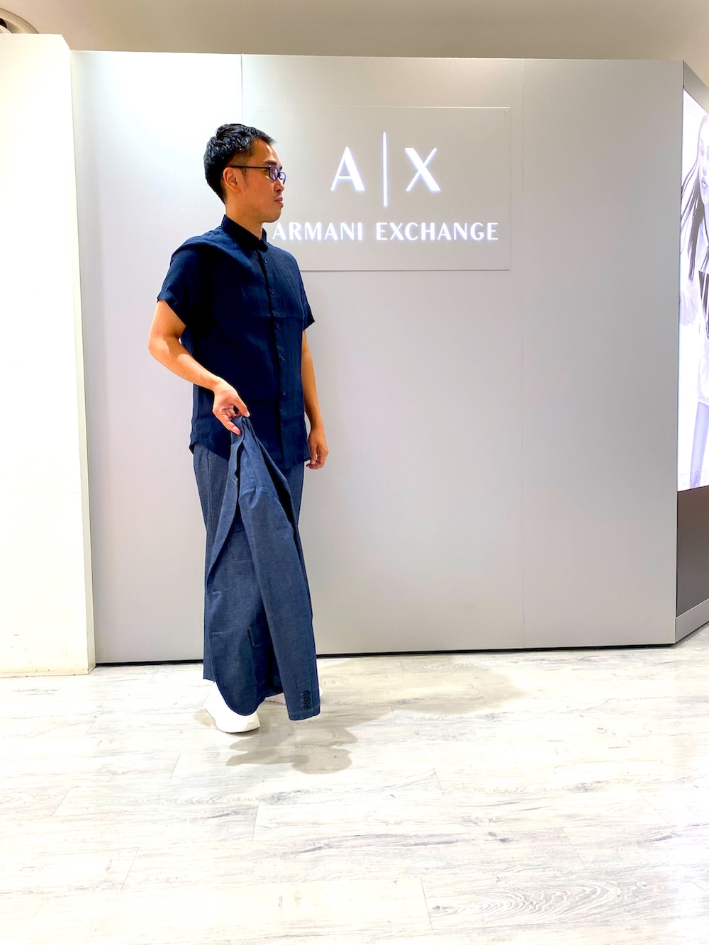 「休日スタイル、シンプルコーデ、お洒落さんとつながりたい、夏コーデ、アルマーニエクスチェンジ、AXchanger、目指せイケオジ、40代ファッション、40代コーデ、スニーカー、ブルー」|「ARMANI EXCHANGEの【A|X アルマーニ エクスチェンジ】AXロゴ レースアップスニーカー(スニーカー、ホワイト系)」を使った、TAKANOさん(メンズ・175cm)の夏コーディネートの2枚目の写真