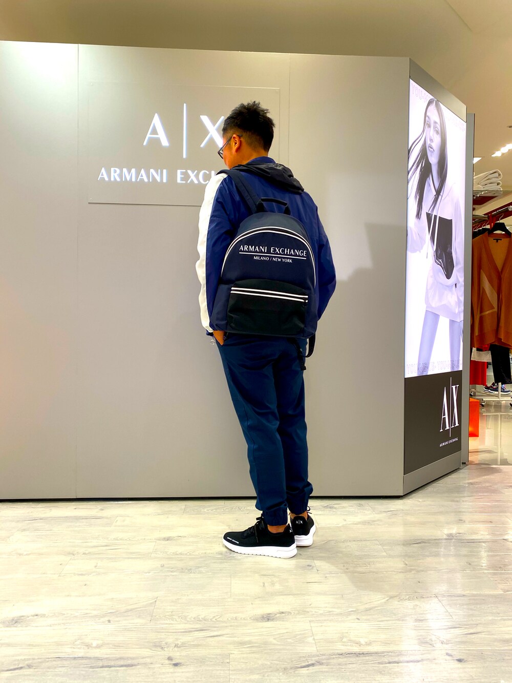 「アルマーニエクスチェンジ、AXchanger、AXchange、山コーデ、オトナカジュアル、40代ファッション、大人コーデ、目指せイケオジ、休日スタイル」｜「ARMANI EXCHANGEの【A|X アルマーニ エクスチェンジ】カラーブロックデザイン　ジップアップ　フーディナイロンジャケット（リサイクルナイロン）（ブルゾン、ブルー系）」を使った、TAKANOさん（メンズ・175cm）の夏コーディネートの2枚目の写真