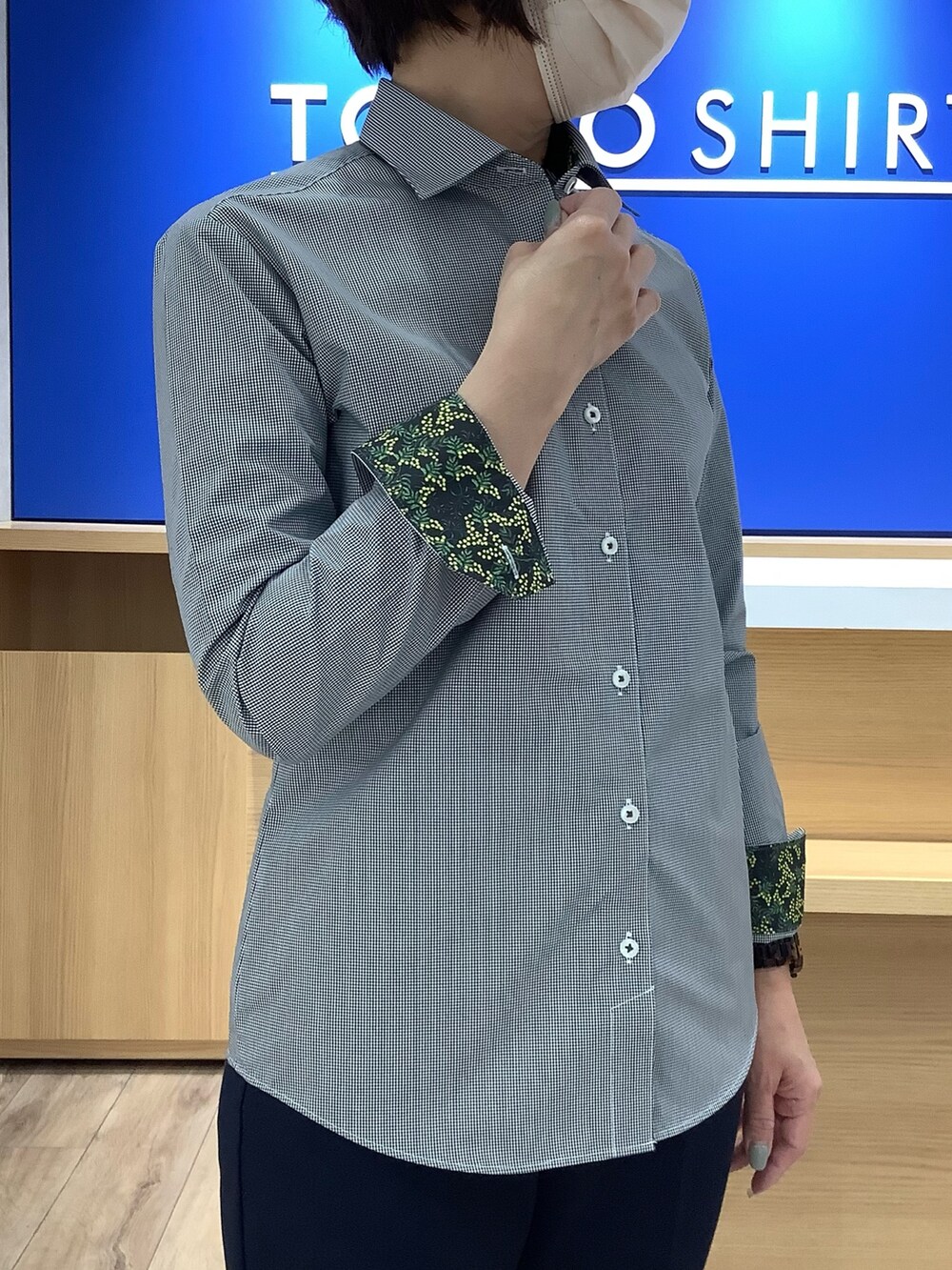 ブラック系のビジネスシャツを着用したレディースの冬コーディネートの2枚目の写真