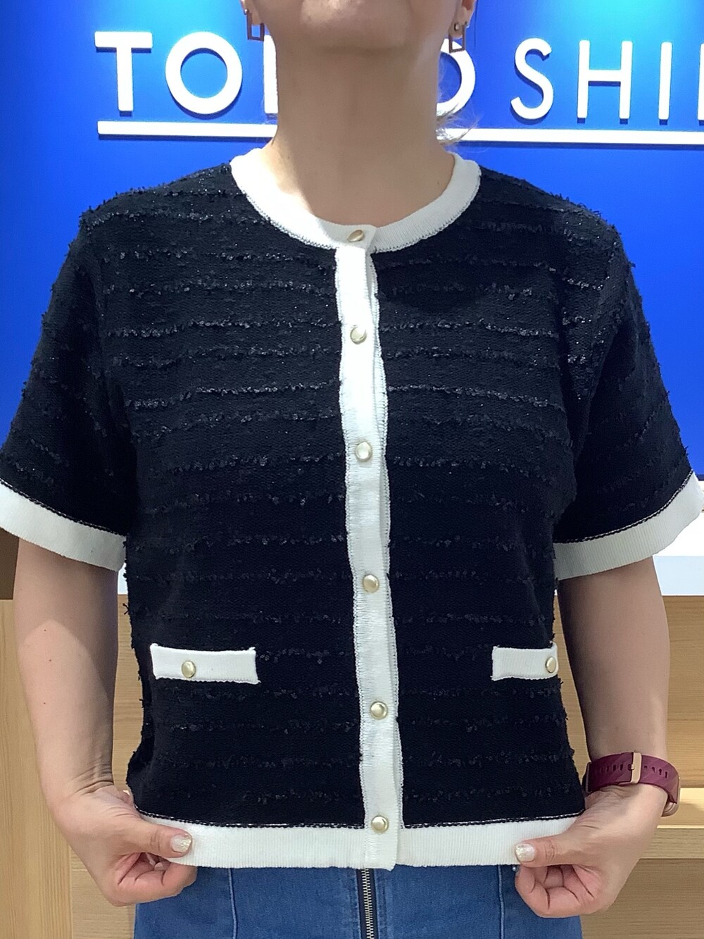 ブラック系のニット/セーターを着用したレディースの夏コーディネートの2枚目の写真