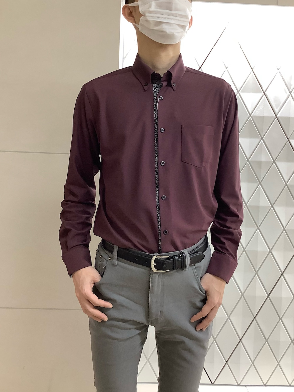 レッド系のシャツ/ブラウスを着用したメンズの春コーディネートの2枚目の写真