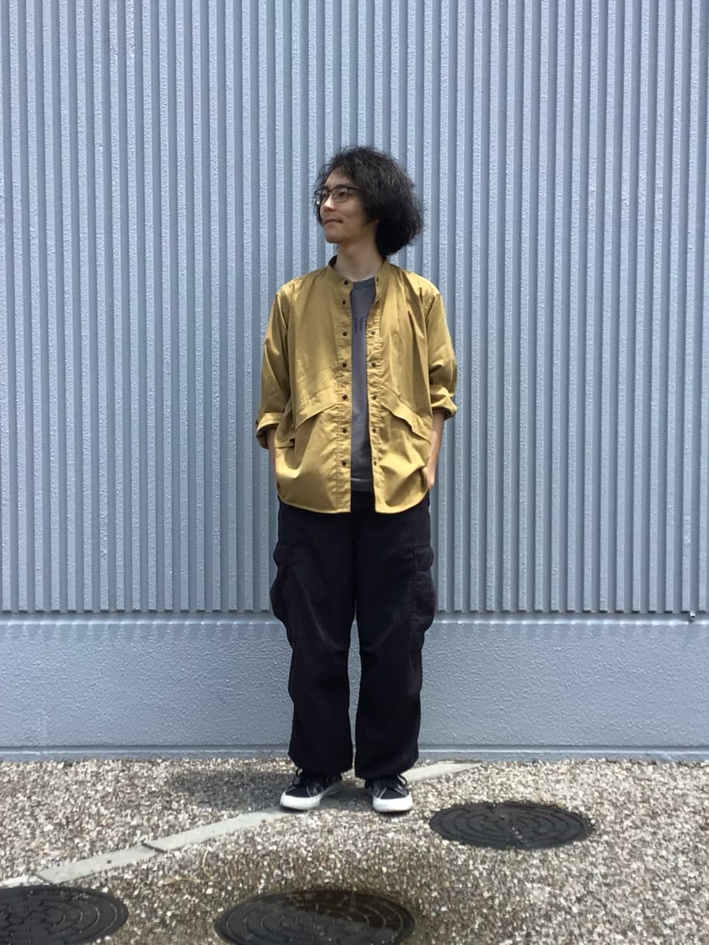 「イエロー、Tシャツ、カーゴパンツ、マスタード、WILDTHINGS、シャツスタイル、シャツコーデ、メッシュ、narifuri、Tシャツコーデ」｜「narifuriのアクティブメッシュバックポケットTシャツ（Tシャツ/カットソー、グレー系）」を使った、Da-yaさん（メンズ・176cm）の夏コーディネートの2枚目の写真