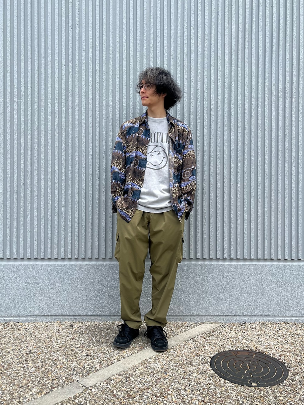 「コラボ、ビンテージTシャツ、カーゴパンツ、カーキパンツ、夏コーデ、rokx、コラボTシャツ、narifuri、smileyface、カーゴパンツコーデ」｜「SMILEY FACEのnarifuri × SMILEY FACE ピグメントダイプリントTシャツ（Tシャツ/カットソー、グレー系）」を使った、Da-yaさん（メンズ・176cm）の夏コーディネートの2枚目の写真