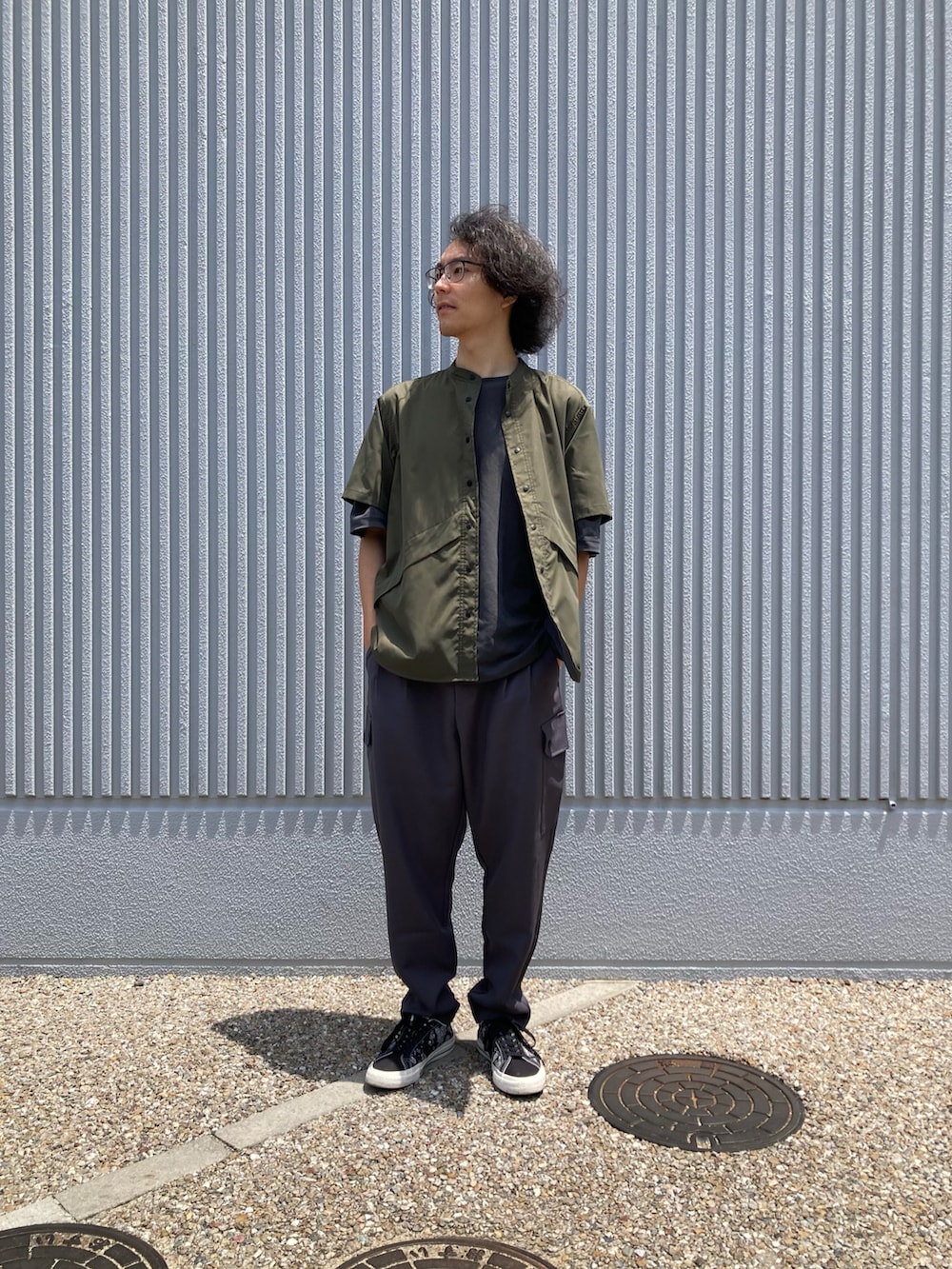 「カーキ、カーゴパンツ、トラウザーパンツ、WILDTHINGS、夏コーデ、半袖シャツ、夏スタイル、カーキシャツ、narifuri、カーゴパンツコーデ」｜「WILD THINGSのnarifuri × WILD THINGS  ショートスリーブデナリシャツ（シャツ/ブラウス、グリーン系）」を使った、Da-yaさん（メンズ・176cm）の夏コーディネートの2枚目の写真