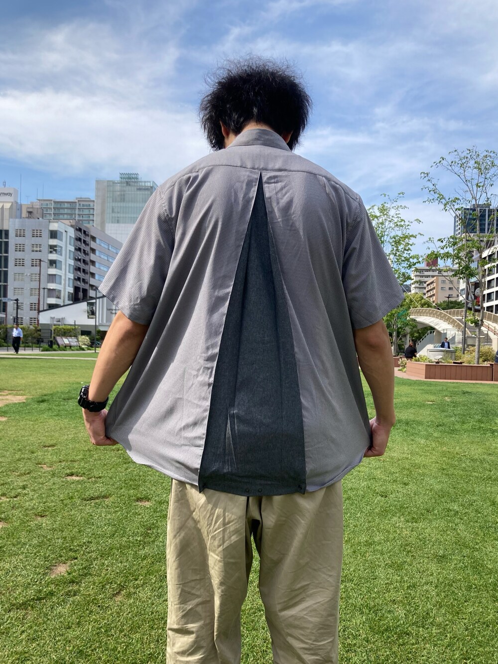 「シャツ、夏、春コーデ、シャツスタイル、羽織り、夏コーデ、半袖シャツ、半袖、機能性素材、narifuri」｜「narifuriのベンチレーション半袖シャツ（シャツ/ブラウス、グレー系）」を使った、Da-yaさん（メンズ・176cm）の春コーディネートの3枚目の写真