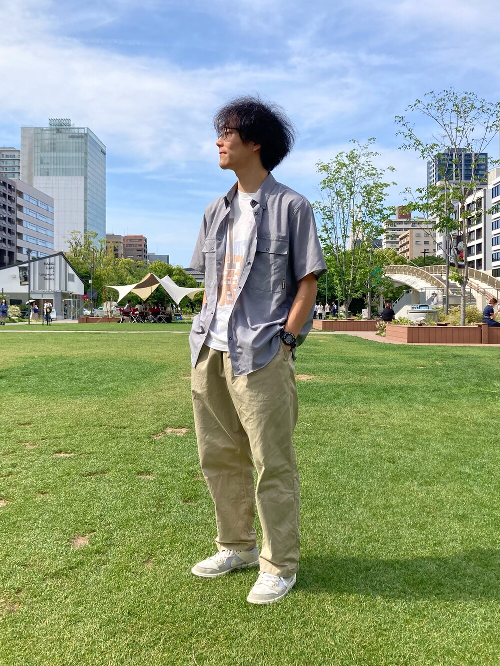 「シャツ、夏、春コーデ、シャツスタイル、羽織り、夏コーデ、半袖シャツ、半袖、機能性素材、narifuri」｜「narifuriのベンチレーション半袖シャツ（シャツ/ブラウス、グレー系）」を使った、Da-yaさん（メンズ・176cm）の春コーディネートの2枚目の写真