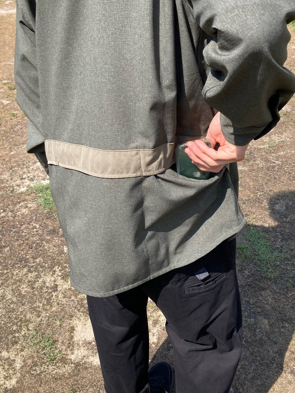 「デニム、シャツ、LEE、長袖シャツ、ストレッチパンツ、デニムパンツ、ラフ、ラフスタイル、シャツスタイル、narifuri」｜「narifuriのバックポケットメッシュシャツ（シャツ/ブラウス、グリーン系）」を使った、Da-yaさん（メンズ・176cm）の夏コーディネートの2枚目の写真