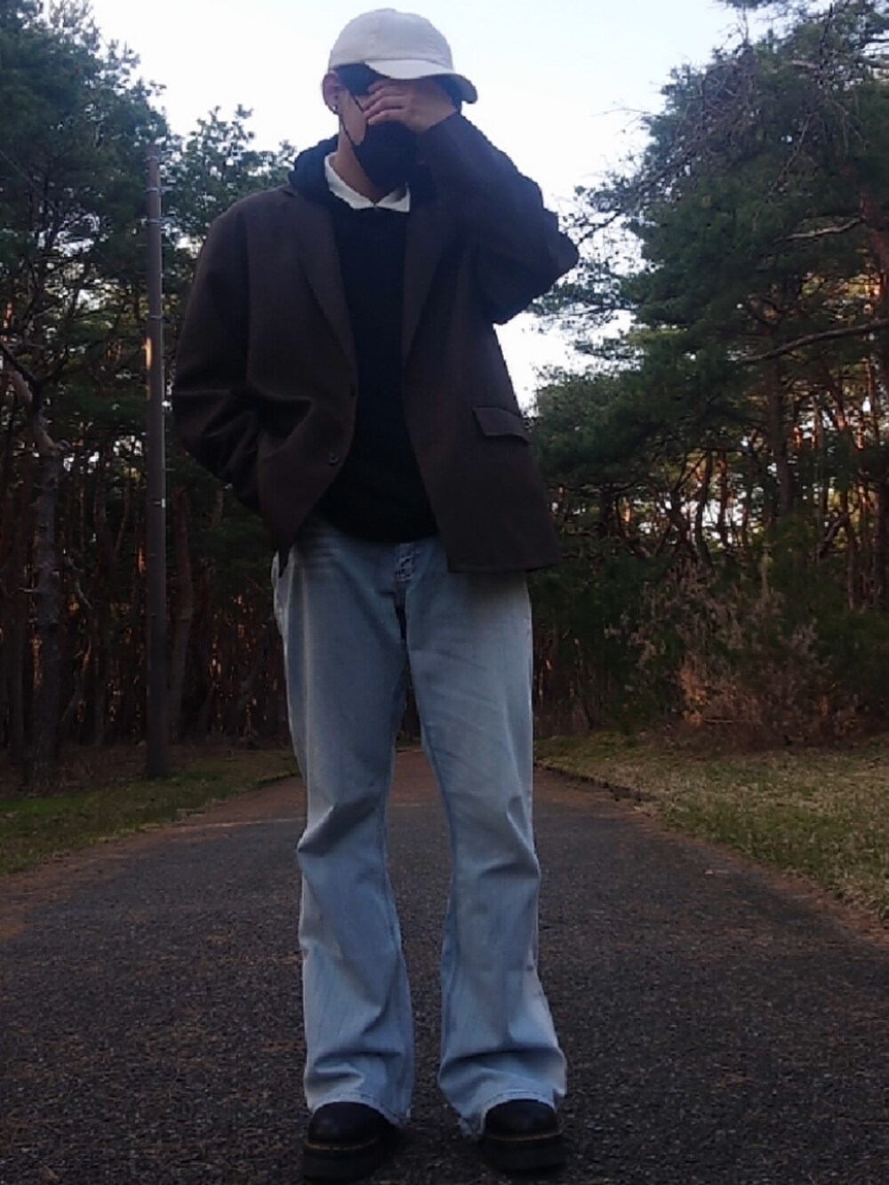 ブラック系のブーツ、ホワイト系のシャツ/ブラウス、ホワイト系のキャップを着用したメンズの春コーディネートの3枚目の写真