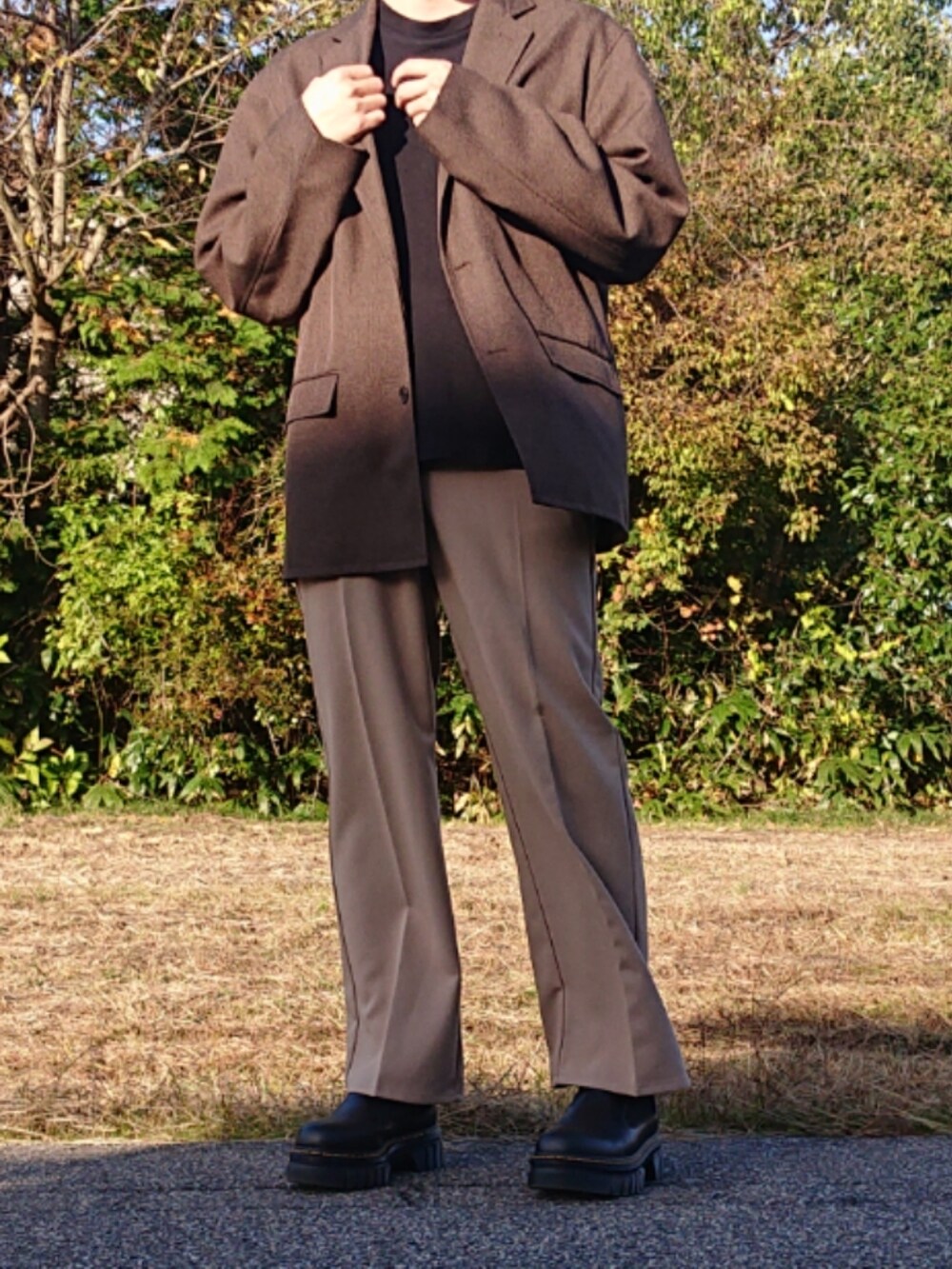 ブラック系のブーツを着用したメンズの秋コーディネートの2枚目の写真