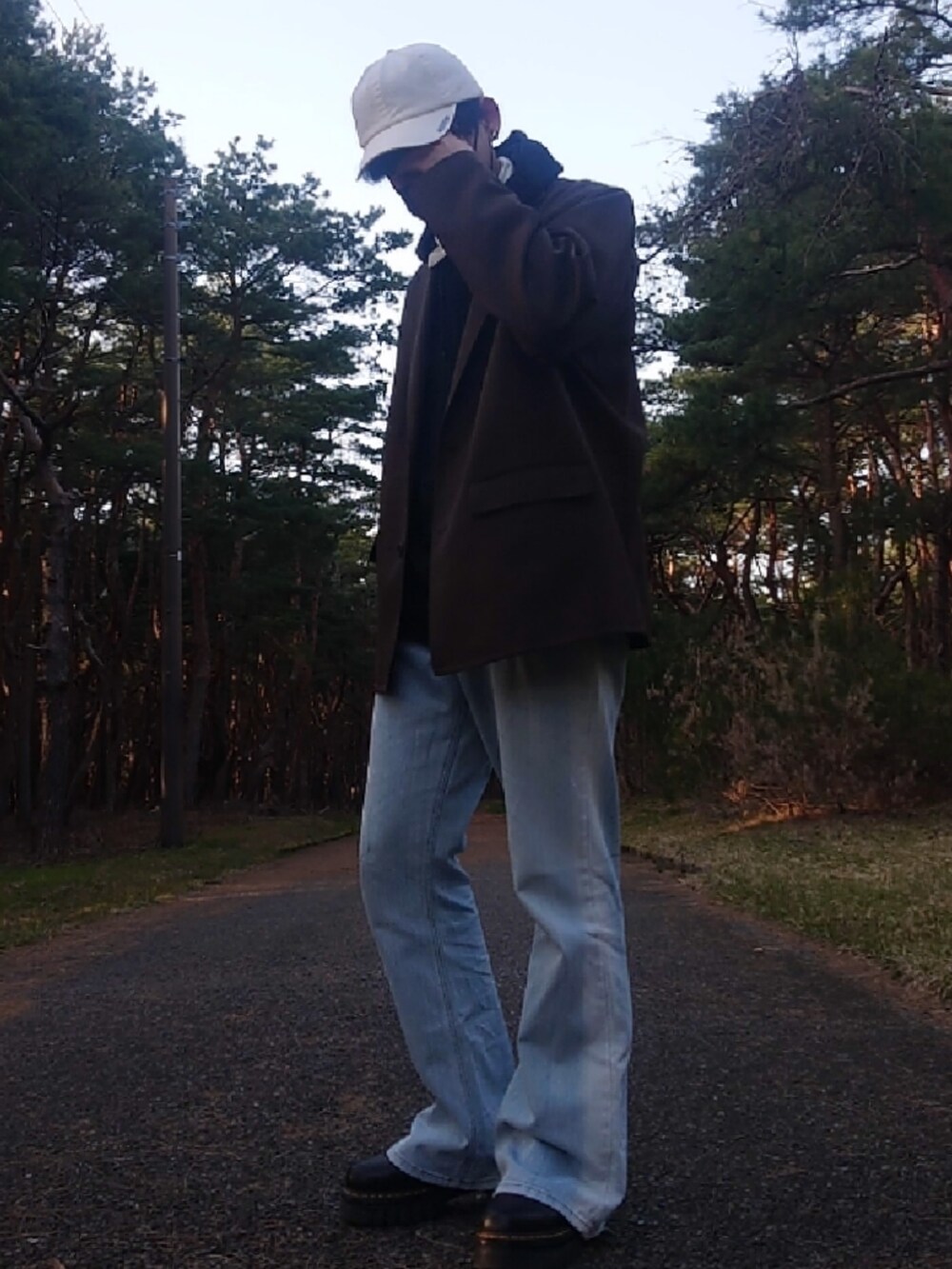 ブラック系のブーツ、ホワイト系のシャツ/ブラウス、ホワイト系のキャップを着用したメンズの春コーディネートの2枚目の写真