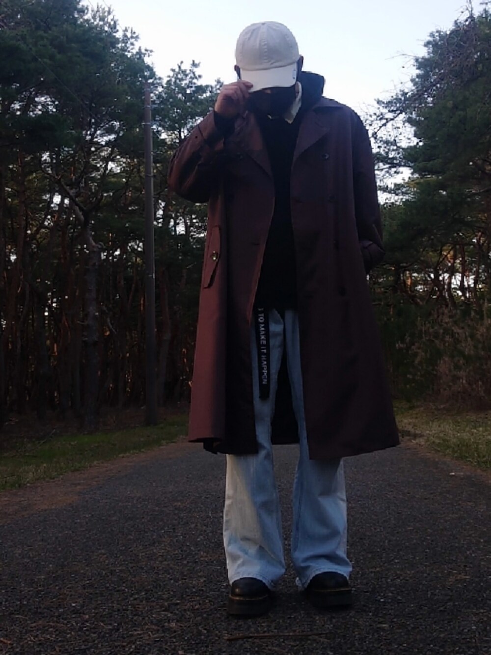 ブラック系のブーツ、ブラウン系のトレンチコート、ホワイト系のシャツ/ブラウスを着用したメンズの春コーディネートの2枚目の写真