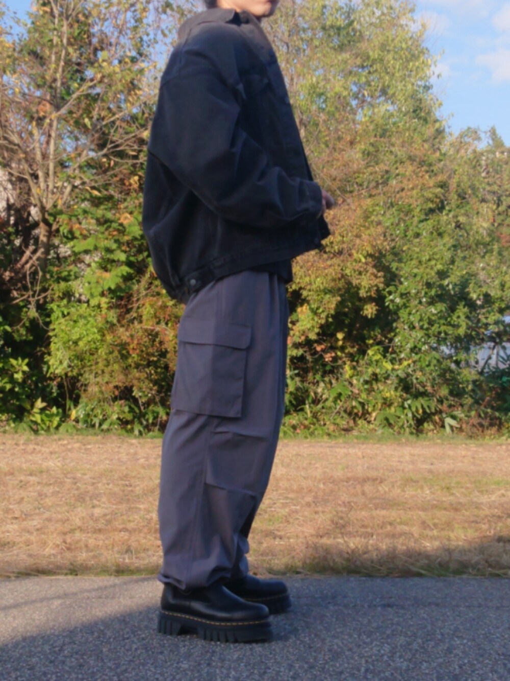 ブラック系のブーツを着用したメンズの秋コーディネートの2枚目の写真